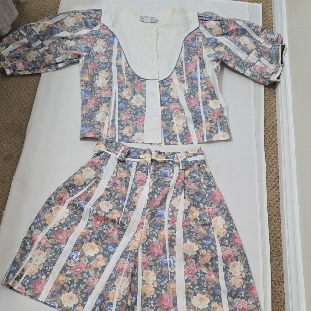HOWARD WOLF.‎ VINTAGFloral Two-Piece Top and Skort Set in Blue, Pink, Cream 8/10